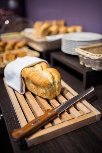 Une bande de pains assis sur une table dans l'établissement Hotel Eurocentre 3* Toulouse Nord, à Castelnau-dʼEstrétefonds