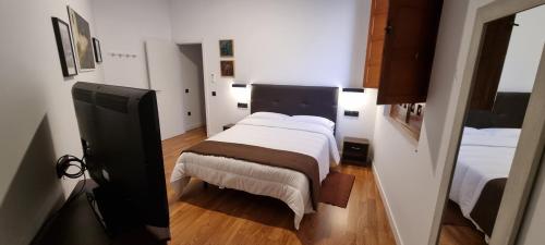 1 dormitorio con 1 cama blanca grande en una habitación en Atrium Toledo, en Toledo