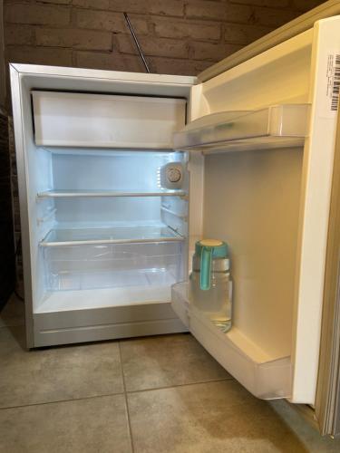 einem leeren Kühlschrank mit offener Tür in der Küche in der Unterkunft El Nono in General Alvear