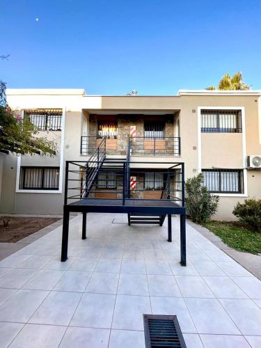 a black bench sitting in front of a building at Lumiere Apartments - Confortable Departamento en Complejo Residencial in Mendoza