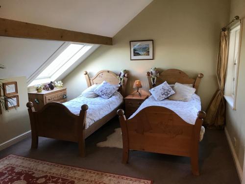 two twin beds in a room with a window at Large Ingleton Apartment, Yorkshire Dales, Three Peaks in Ingleton 