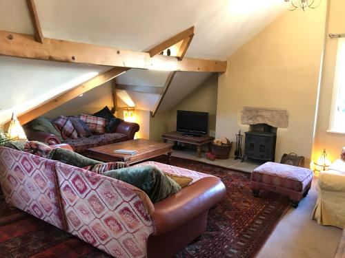 sala de estar con 2 sofás y chimenea en Large Ingleton Apartment, Yorkshire Dales, Three Peaks en Ingleton 