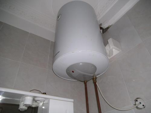 a white light on the ceiling of a bathroom at Pemicsa Hotel Accra in Spintex