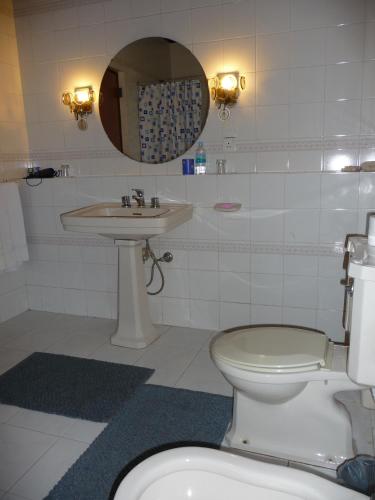 a bathroom with a toilet and a sink at Cinnamon Bungalow in Negombo