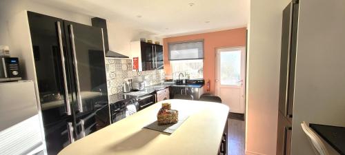 Η κουζίνα ή μικρή κουζίνα στο Sutherland St - 2 bed home with free Parking