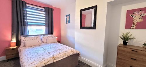 ein kleines Schlafzimmer mit einem Bett und einem Fenster in der Unterkunft Sutherland St - 2 bed home with free Parking in York