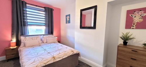 Ένα ή περισσότερα κρεβάτια σε δωμάτιο στο Sutherland St - 2 bed home with free Parking