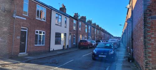 Charming Victorian Terrace near City with Free Parking photo 32