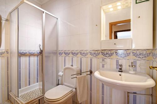un bagno con wc, lavandino e doccia di Columbus Beach Apartment a Quarteira