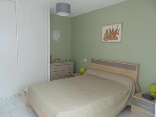 une chambre avec un lit et une commode dans l'établissement Artémis 17, à Dax