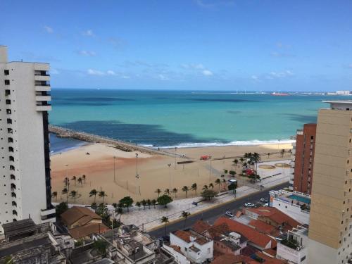 een uitzicht op het strand en de oceaan vanuit een gebouw bij Apartamento Iracema Fortaleza in Fortaleza