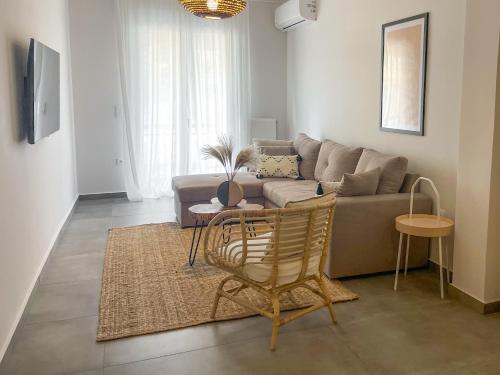 een woonkamer met een bank en een tafel bij Anneta’s home in Athene