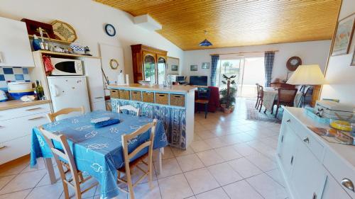 una cocina con mesa y mantel azul. en Villa La Grande Vallée en Saint-Gilles-Croix-de-Vie