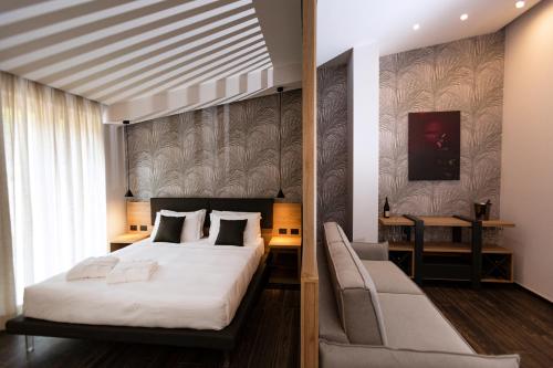 sypialnia z łóżkiem typu king-size i kanapą w obiekcie Donna Vì Hotel w mieście Geraci Siculo