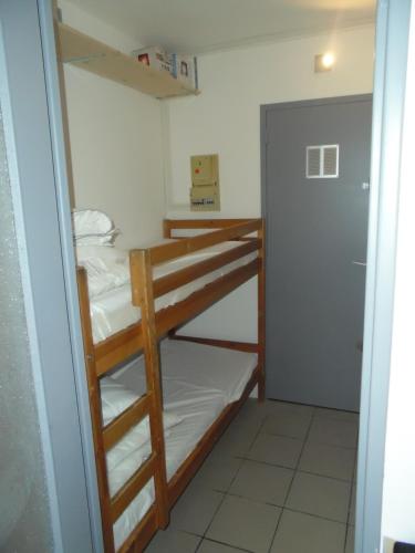 Una habitación con dos literas y una puerta. en ARCHE DE NOE 1, en Cap d'Agde