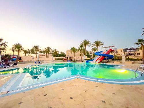 Bazén v ubytování Ivy Cyrene Island Aqua Park Resort nebo v jeho okolí