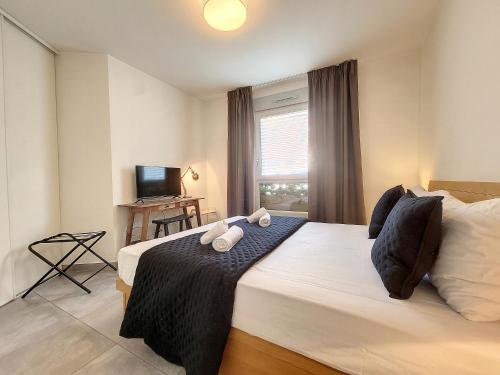 1 dormitorio con 2 camas y TV. en Nestor&Jeeves - FRESCO - Central - Very close sea - Balcony, en Niza