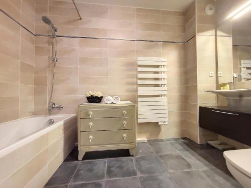 y baño con lavabo, bañera y aseo. en Nestor&Jeeves - FRESCO - Central - Very close sea - Balcony, en Niza