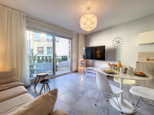 un salon avec un canapé et une table dans l'établissement Nestor&Jeeves - FRESCO - Central - Very close sea - Balcony, à Nice