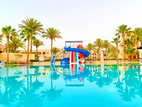 Bazén v ubytování Ivy Cyrene Island Aqua Park Resort nebo v jeho okolí