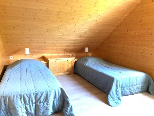 ジェラールメにあるChalet Myrtilleの木製の屋根裏部屋(ベッド2台付)