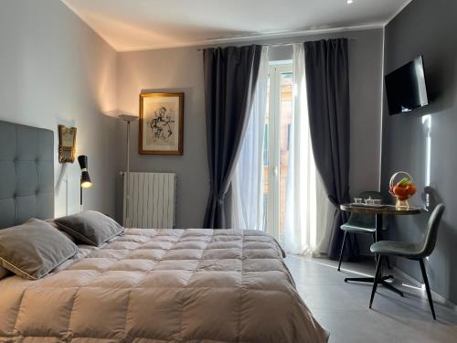 una camera con letto, tavolo e finestra di Dimora San Gregorio Luxury Rooms a Palermo