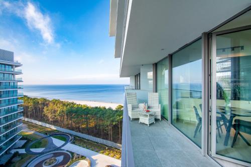 een balkon van een gebouw met uitzicht op de oceaan bij Luksusowe Apartamenty Sea Towers SeaView by Rent like home in Międzyzdroje