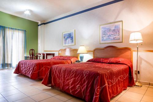 Postel nebo postele na pokoji v ubytování Hotel Raldos Inn