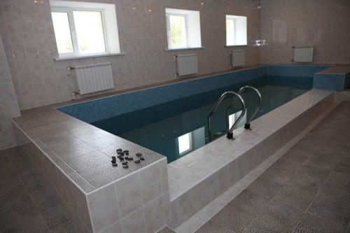 a large bathroom with a large pool of water at Likhvinskie Vody Resort in Rozhdestveno