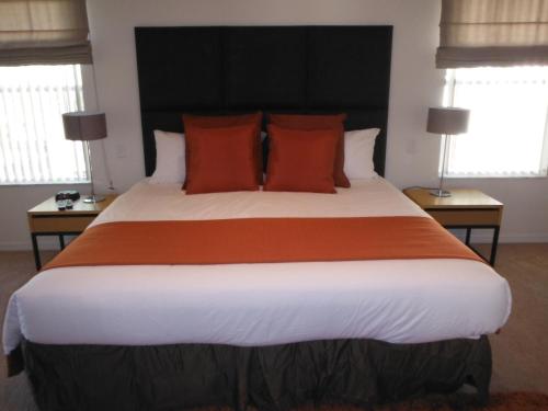 Ліжко або ліжка в номері Four Bedroom Townhouse in Regal Oaks at Old Town