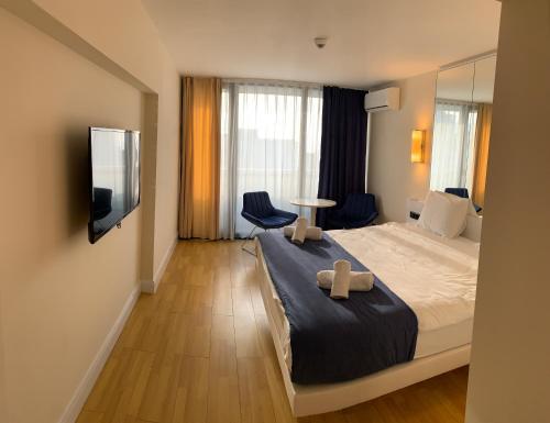 ein Hotelzimmer mit einem Bett und einem TV in der Unterkunft Best apartaments orbi sity sea View in Batumi