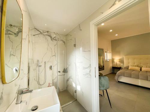 uma casa de banho com um chuveiro, um lavatório e uma banheira em Dimora San Gregorio Luxury Rooms em Palermo