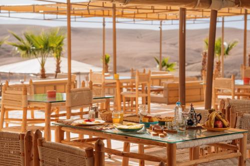 uma mesa com comida num restaurante em Oxygen Lodge Agafay em El Karia