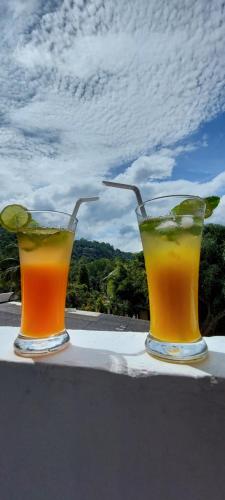 dos bebidas sentadas sobre una mesa en The Comfort, en Kandy