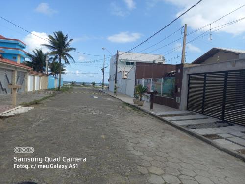 an empty street in front of a building at Casa pé na areia (50 mestros da praia) in Peruíbe