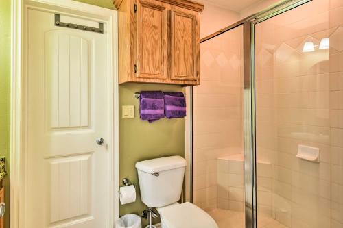 Ένα μπάνιο στο Near Port Aransas Beach Condo with Pool Access