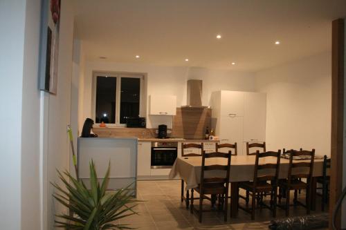 une cuisine et une salle à manger avec une table et des chaises dans l'établissement Maison à la campagne 8 personnes-DINAN, à Lanvallay