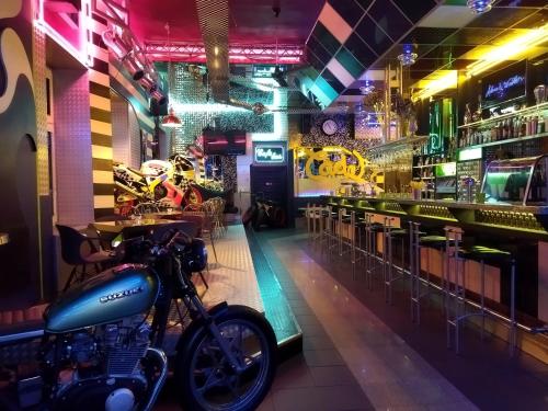 motocykl zaparkowany przed barem w obiekcie Hotel Cade w Piosku