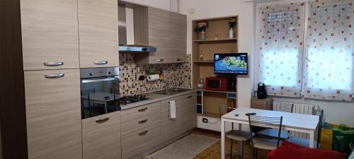 een keuken met een tafel en een televisie. bij La casa di Paolo 2 a Milano in Milaan