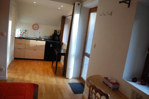 a room with a kitchen and a living room at Gîte dans un Domaine Historique in Chevreuse