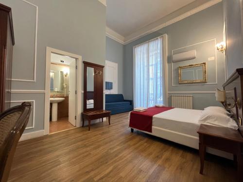 1 Schlafzimmer mit einem Bett und einem Bad in der Unterkunft Napolit'amo Hotel Principe in Neapel