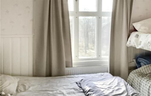 Postel nebo postele na pokoji v ubytování Awesome Home In Trrajaur With Kitchen