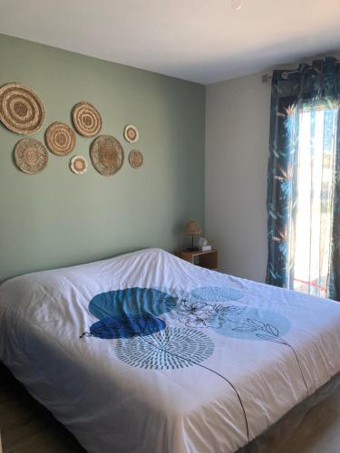 - une chambre dotée d'un lit avec des plaques murales dans l'établissement L'Océane Villa 8 pers. PISCINE CLIM WIFI océan, à Vensac