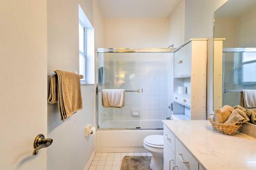 ein Bad mit einer Dusche, einem WC und einem Waschbecken in der Unterkunft Ft Lauderdale Area Condo - Walk to Beach and Shops! in Fort Lauderdale