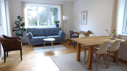 a living room with a blue couch and a table at Wohnen im schönsten Viertel Wiens in Vienna