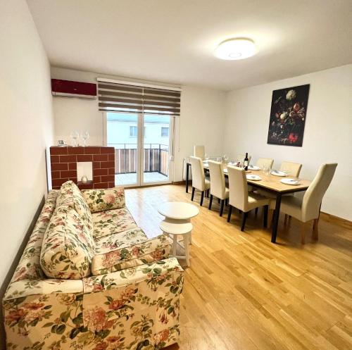 ein Wohnzimmer mit einem Sofa und einem Tisch in der Unterkunft Spacious apartment with terrace in Wien