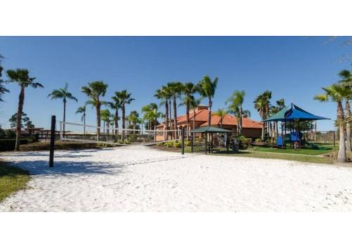 una playa con palmeras y un parque infantil en Amazing Aviana 5BR Resort Pool Home Near Disney World, en Davenport