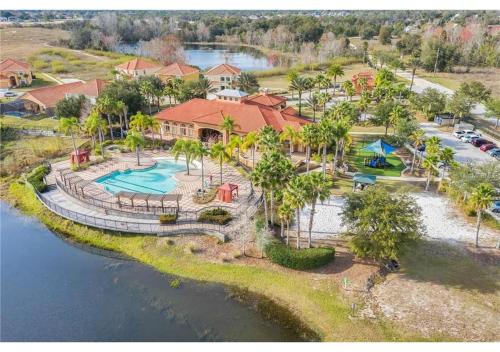 una vista aérea de un complejo con piscina en Amazing Aviana 5BR Resort Pool Home Near Disney World, en Davenport