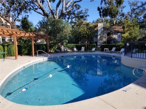 ein großer Swimmingpool mit Pergola in der Unterkunft Harbour Oaks, Unit 213 in Demere Park