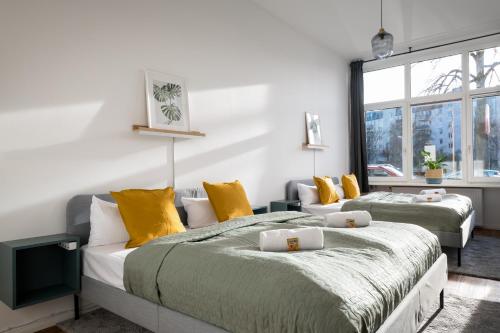 1 dormitorio con 2 camas y sofá en Sonnig und Helle Wohnung Alexanderplatz in 15min zu erreichen, sehr schön und groß für Gruppen geeignet en Berlín